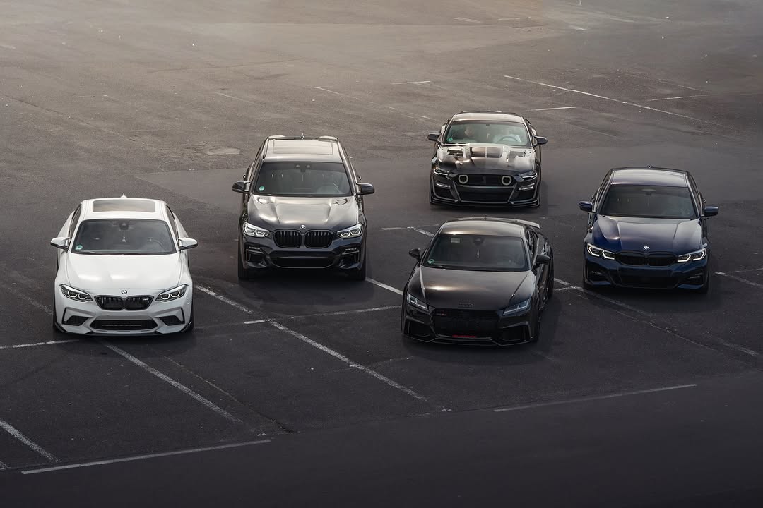 Fünf Fahrzeuge der SHIFTED Community von oben: BMW M2, BMW X3, Ford Mustang Shelby, Audi TT RS und BMW 3er